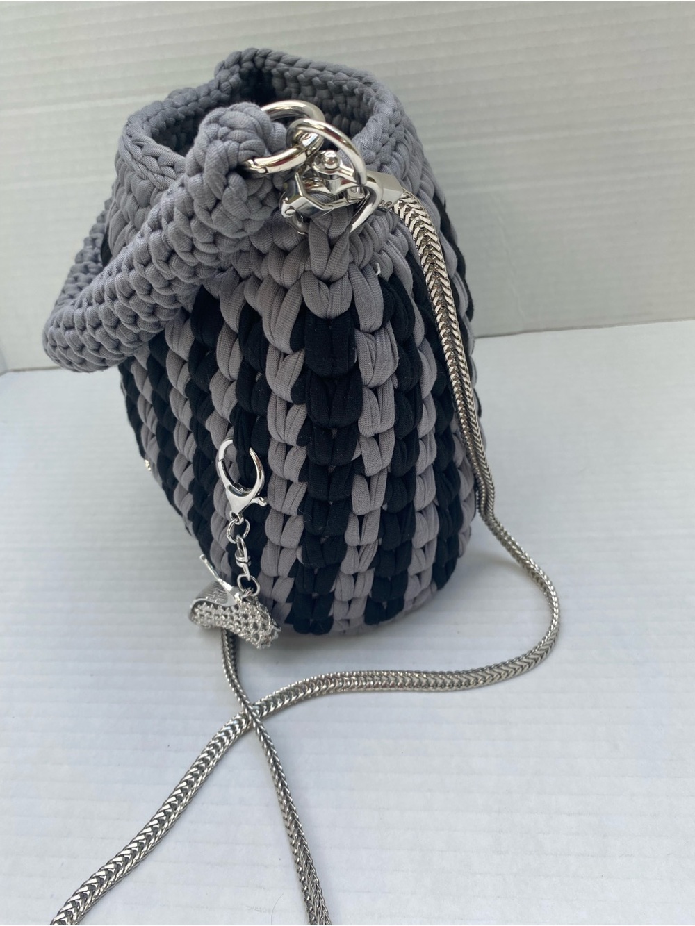 Handmade Woven Crossbody Bag - Black & Gray with Silver Chain🩶🖤 - Picture 8 of 12
